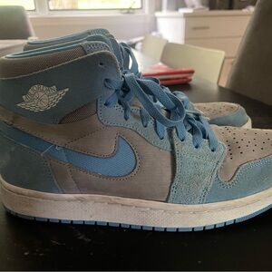 Mens  Nike Jordans size 10. Flaw on back otherwise great condition.